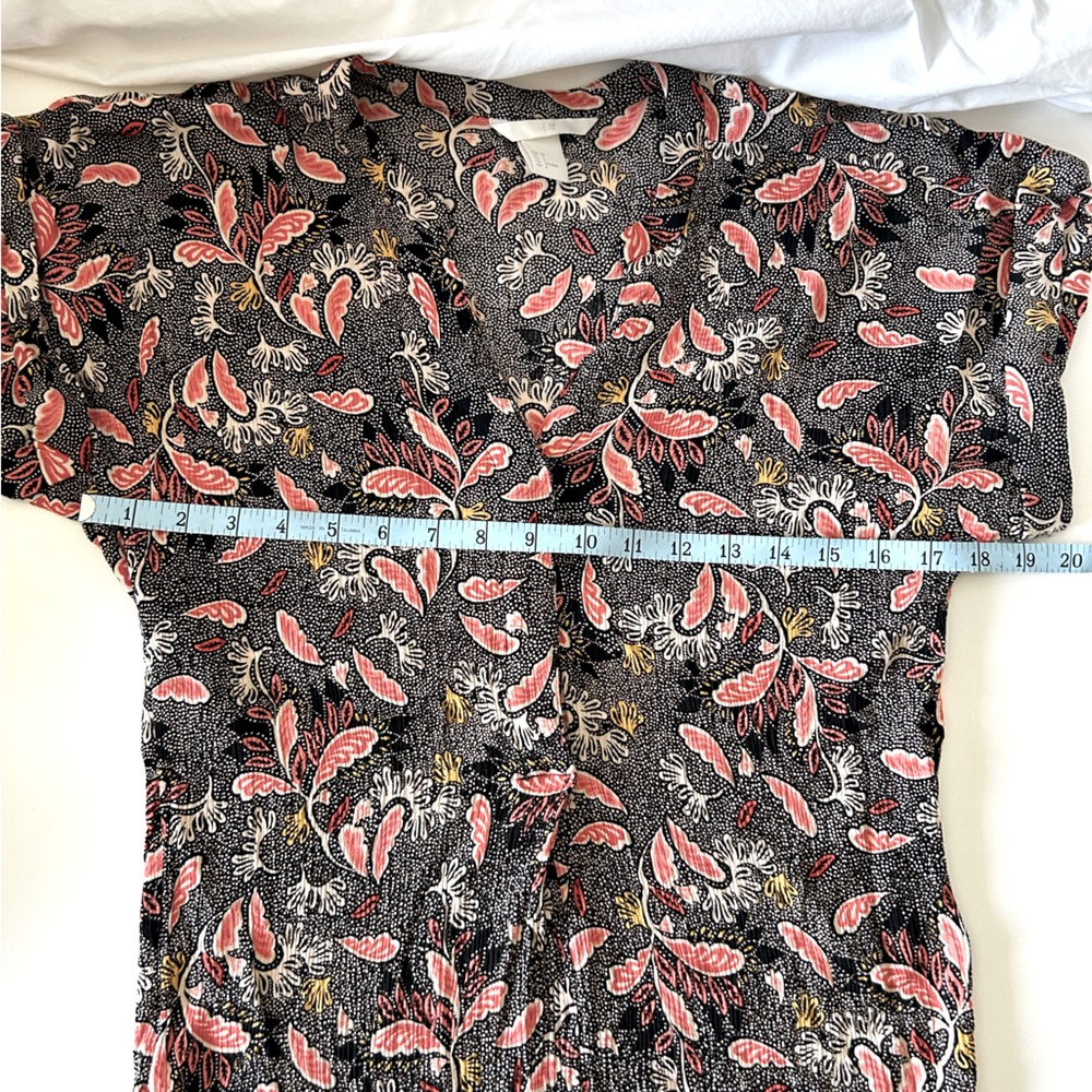 H&M women’s floral crinkle fabric shirt size 6